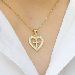 Hjerte kors vedhæng i 9 karat guld med rhodium