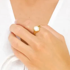 Hvid månesten ring i forgyldt messing