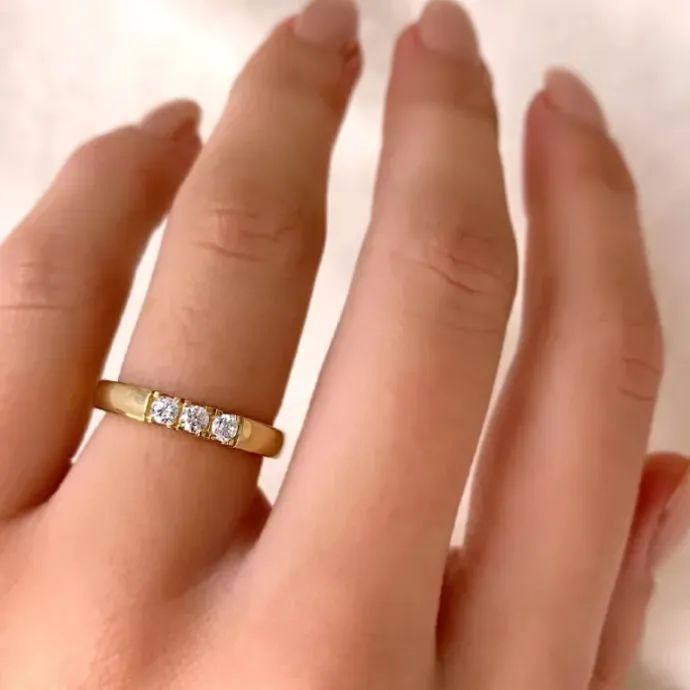 Hvid zirkon alliancering i 9 karat guld