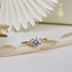 Hvid zirkon ring i 9 karat guld