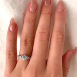 Hvid zirkon ring i 9 karat hvidguld