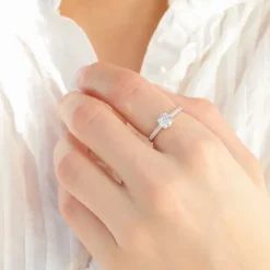 Hvid zirkon ring i rhodineret sølv