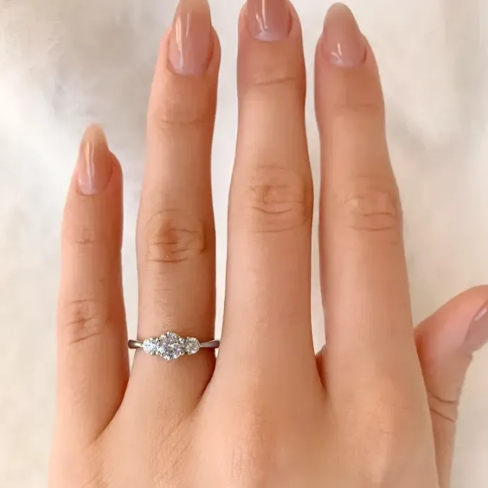 Hvid zirkon ring i rhodineret sølv