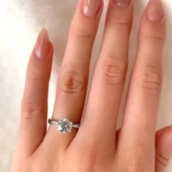 Hvid zirkon solitairering i 8 karat hvidguld