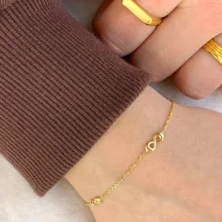 Infinity armbånd i forgyldt sølv med vedhæng i forgyldt sølv