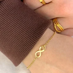 Infinity armbånd i forgyldt sølv med vedhæng i forgyldt sølv