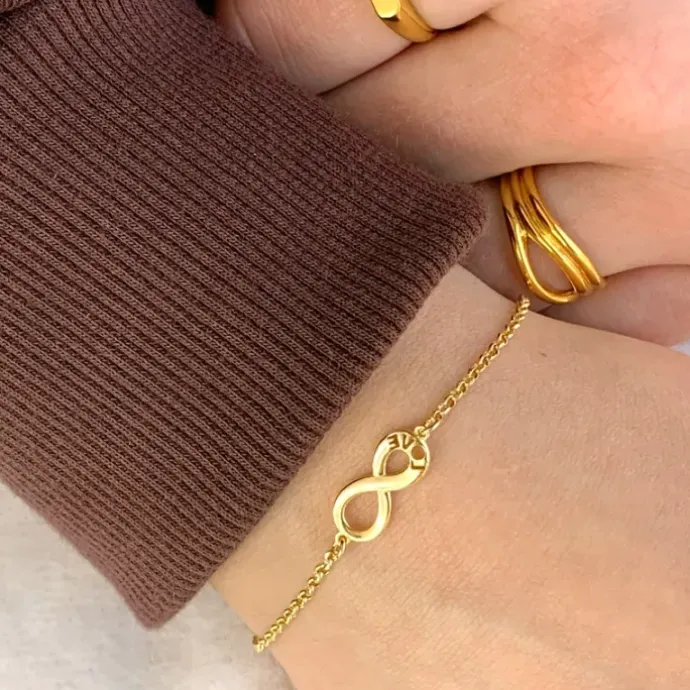 Infinity armbånd i forgyldt sølv med vedhæng i forgyldt sølv