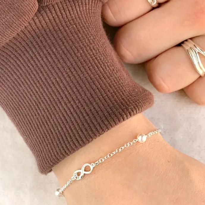 Infinity armbånd i sølv med vedhæng i sølv