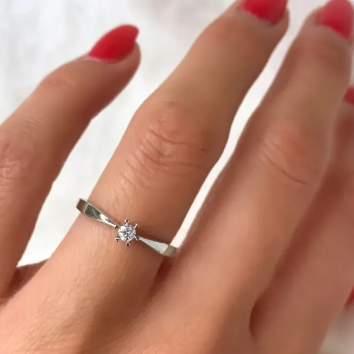Kampagne - diamant solitairering i 14 karat hvidguld 0,08 ct