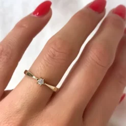 Kampagne - diamant solitairering i 14 karat guld 0,08 ct