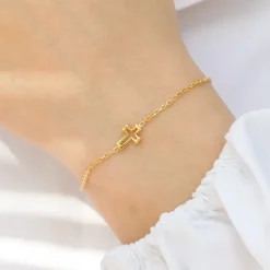 Kors armbånd i forgyldt sølv med vedhæng i forgyldt sølv