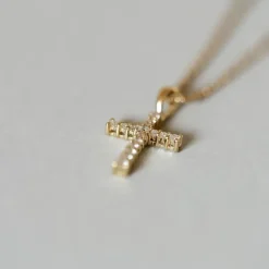 Kors diamantvedhæng i 14 karat guld 0,28 ct