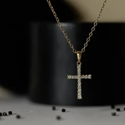 Kors diamantvedhæng i 14 karat guld 0,28 ct
