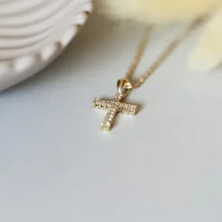 Kors diamantvedhæng i 14 karat guld 0,28 ct