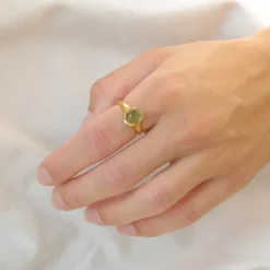 Lysegrøn krystal ring i forgyldt sølv
