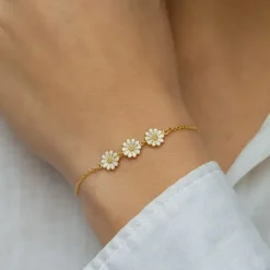 Marguerit hvid armbånd i forgyldt sølv - Maggie