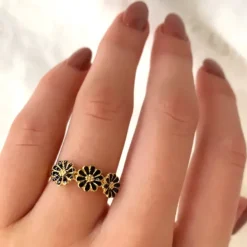 Marguerit sort ring i forgyldt sølv - Maggie