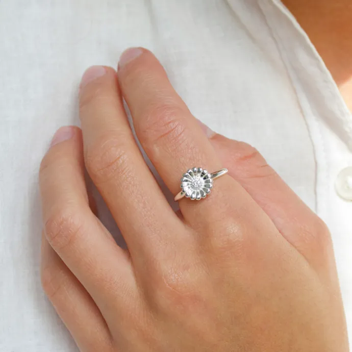 Marguerit zirkon ring i sølv