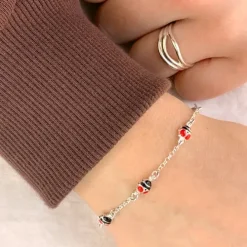 Mariehøne armbånd i sølv med vedhæng i sølv