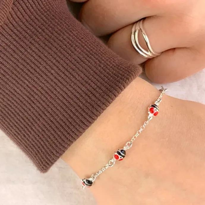 Mariehøne armbånd i sølv med vedhæng i sølv