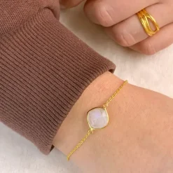 Månesten armbånd i forgyldt sølv med vedhæng i forgyldt sølv