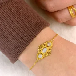 Månesten armbånd i forgyldt sølv med vedhæng i forgyldt sølv