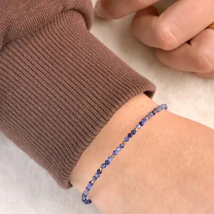 Mørkeblå armbånd med sodalit og hematite.