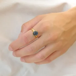Mørkeblå krystal ring i forgyldt sølv