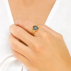 Mørkeblå krystal ring i forgyldt messing