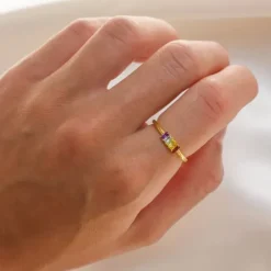 Multifarvet zirkon ring i forgyldt sølv