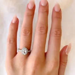 Oval hvid zirkon ring i sølv