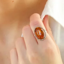 Oval rav ring i oxideret sterlingsølv