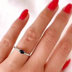 Oval safir diamantring i 14 karat hvidguld 0,35 ct 0,06 ct