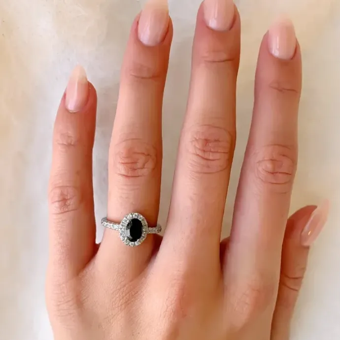 Oval sort ring i sølv