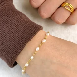 Perle armbånd i forgyldt sølv med vedhæng i forgyldt sølv