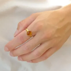 Rav ring i forgyldt sølv