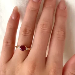 Rød rubin ring i 9 karat guld
