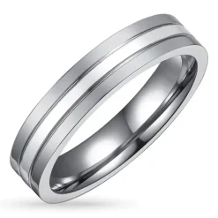 Ring i titanium og sølv