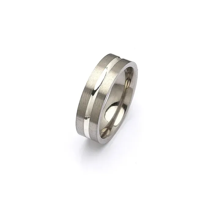 Ring i titanium og sølv