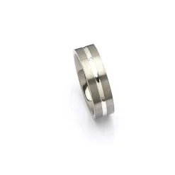 Ring i titanium og sølv