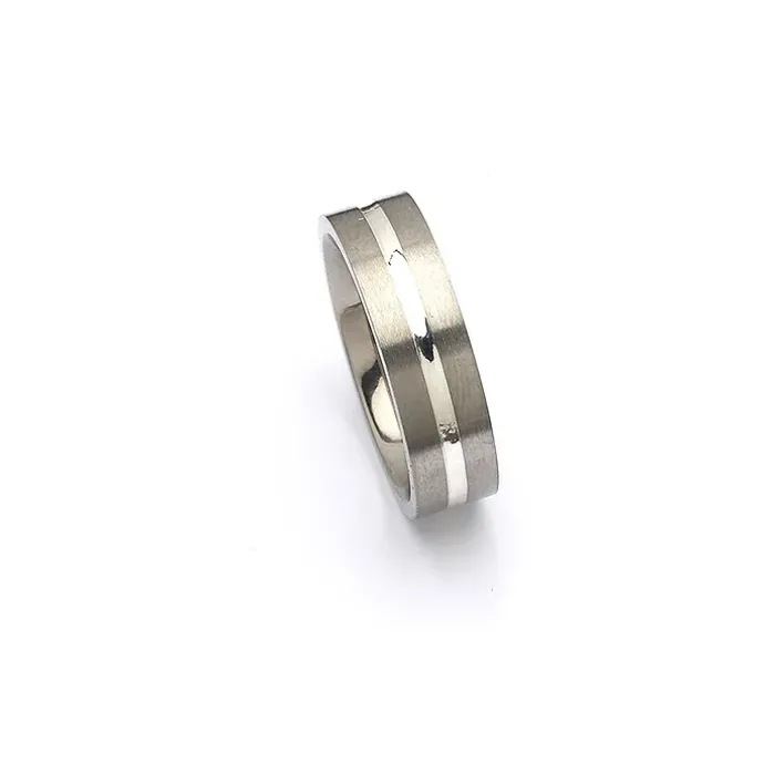 Ring i titanium og sølv