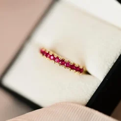 Rubin alliancering i 14 karat guld 0,70 ct