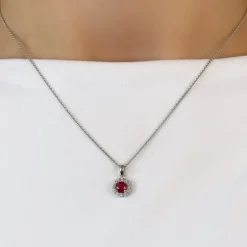 Rubin diamantvedhæng i 14 karat hvidguld 0,45 ct 0,12 ct