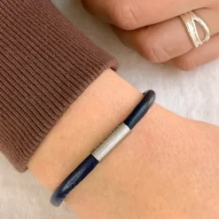 Rund blå armbånd i læder med stål lås x 4 mm