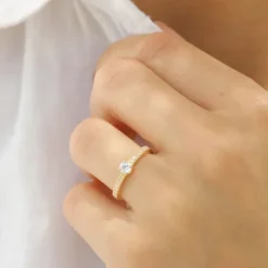 Rund hvid zirkon ring i forgyldt sølv