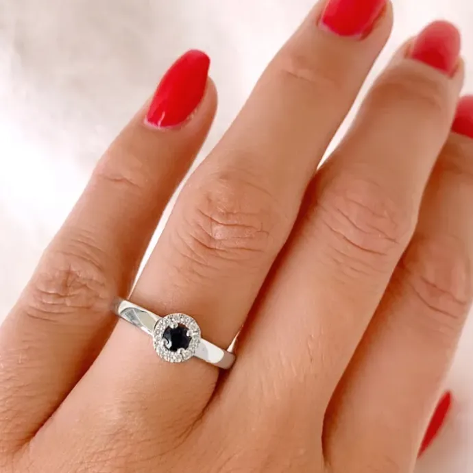 Rund safir diamantring i 14 karat hvidguld 0,23 ct 0,10 ct