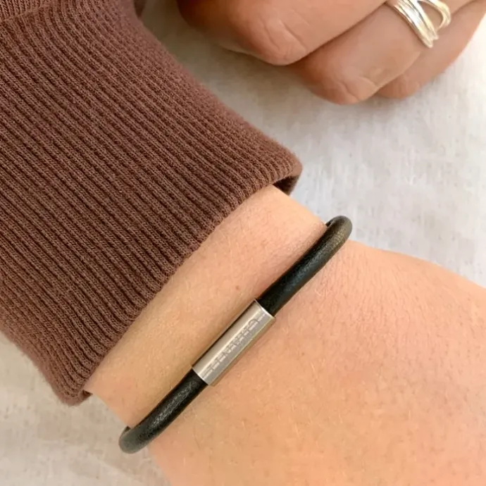 Rund sort læder armbånd i stål x 4 mm