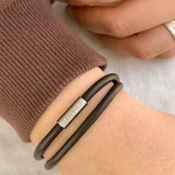 Rund sort læder armbånd i stål x 4 mm