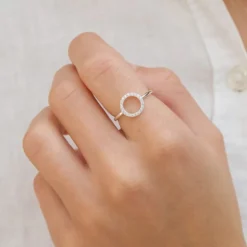 Rund zirkon ring i sølv