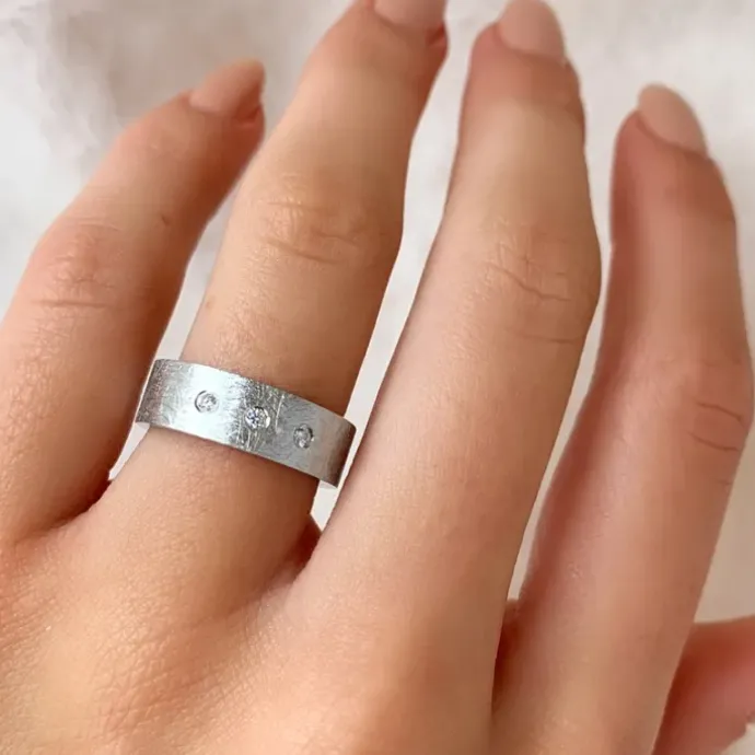 Sandblæst zirkon ring i rhodineret sølv